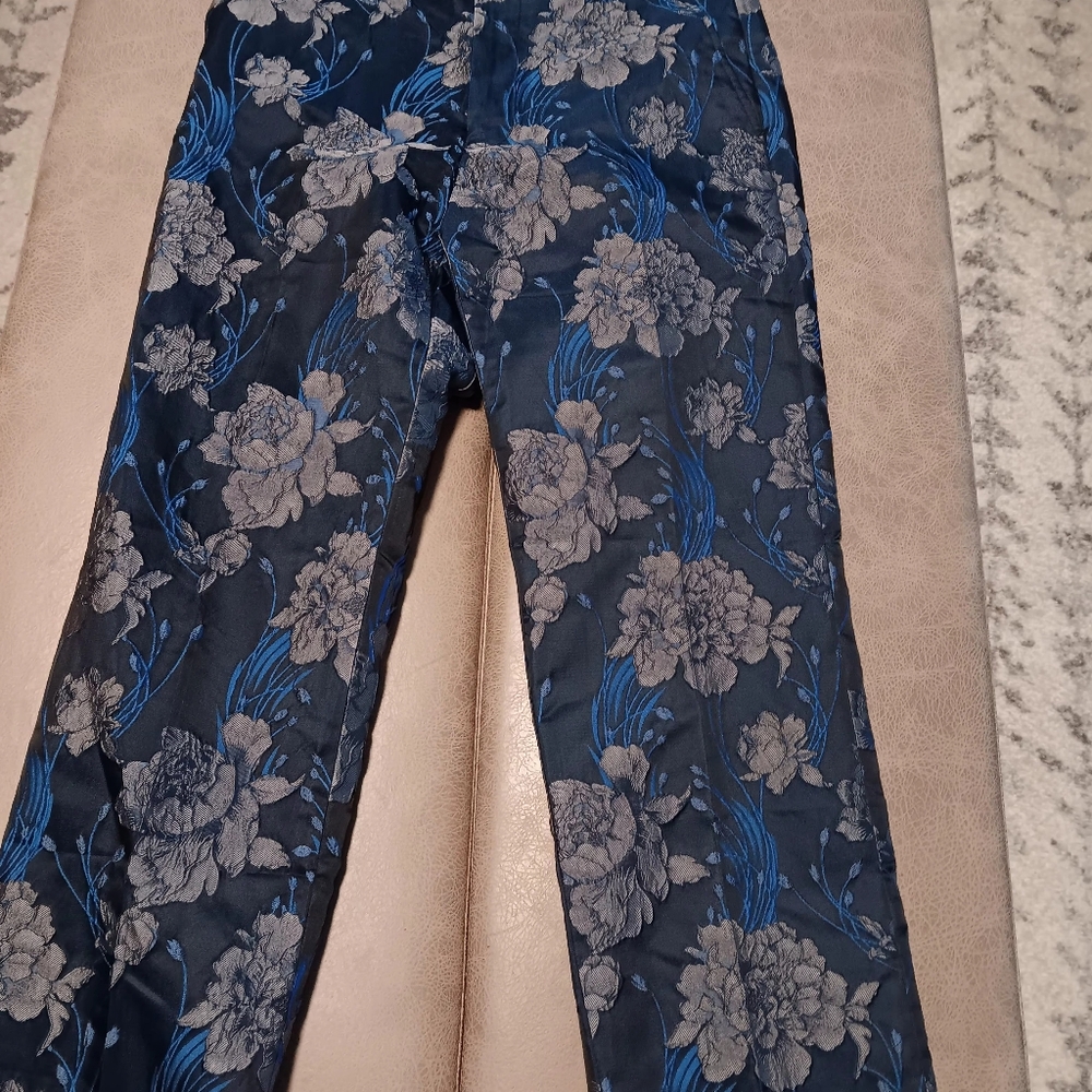Woman floral pants W29 L30 100percent Polyester